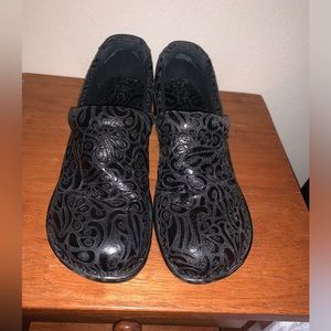 Boc Comfort Shoe Embossed Leather Clog-size 9